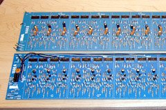 Original capacitors on the 1550B board (top) and new capacitors on the 1550A board (bottom).