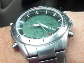 The three-dimensional nature of the dial is apparent in this oblique shot.