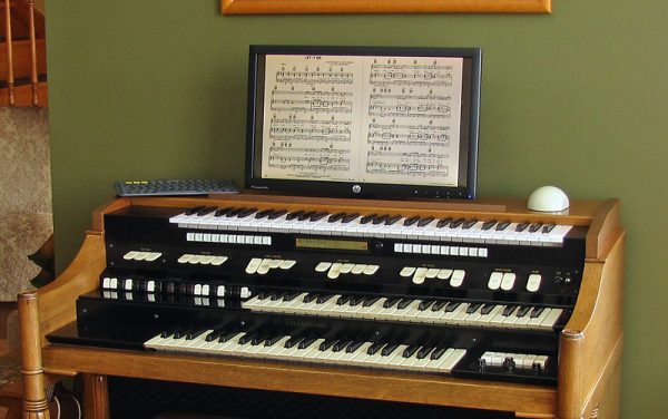 MusicRack displayed on a 22" HP monitor on top of my (modified) 1962 Hammond organ.