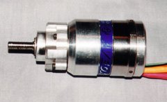 A Robbe Planeta gearbox mounted on the front of an Aveox brushless motor. Note the compact size of the gearbox and the in-line output shaft. This gearbox is really an integral part of this motor. The motor cannot be used without it.