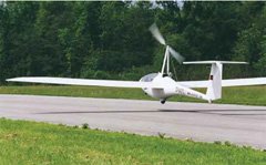 The Silent-AE1 takes flight. At altitude, the motor is stopped, and the propeller pylon retracts into the fuselage. Photo courtesy of Alisport.